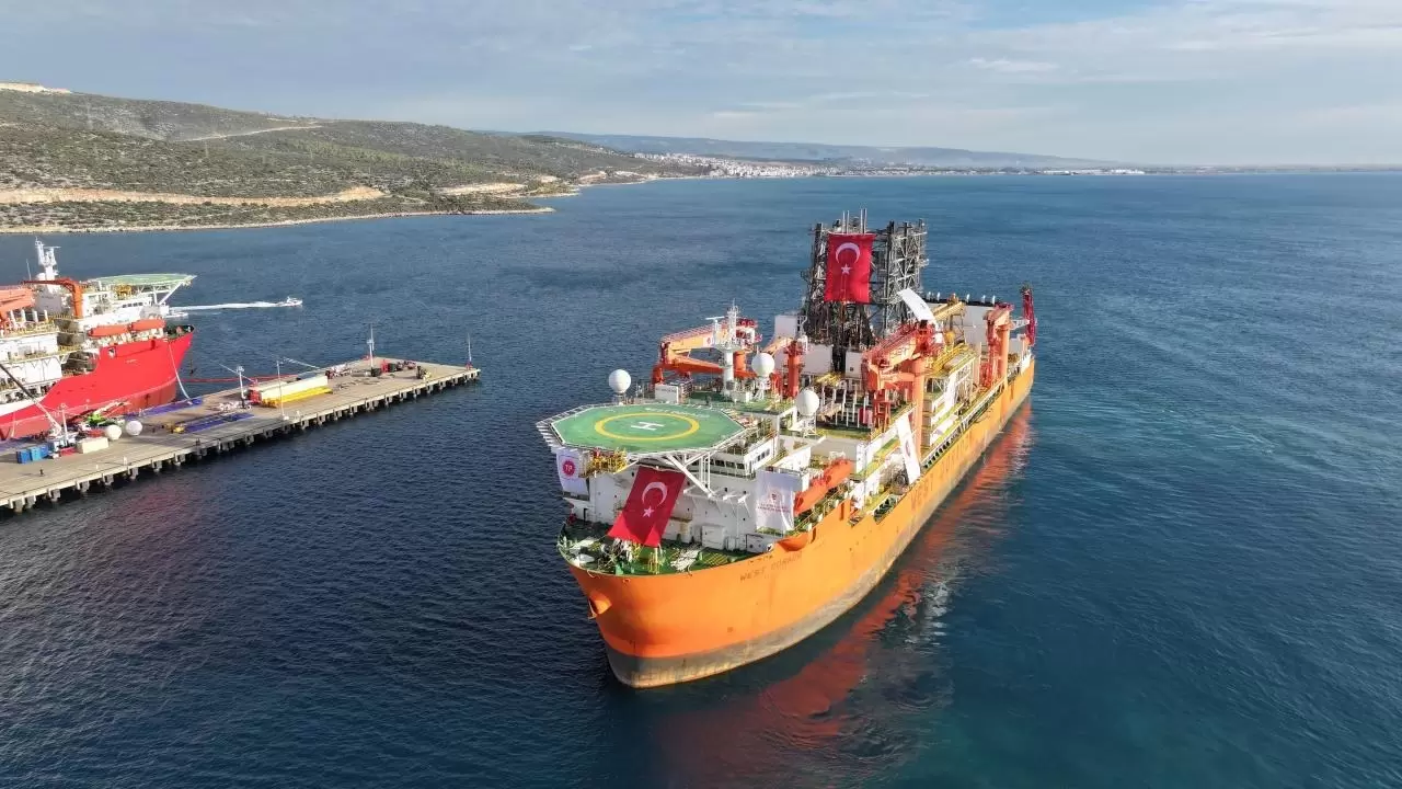 Türkiye'nin yeni sondaj gemileri yan yana 8