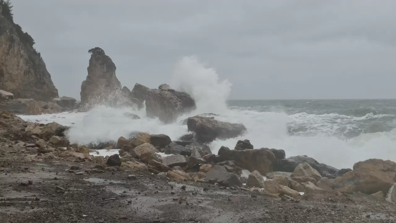 Doğal gaz sondaj gemileri fırtınadan Amasra Limanı'na sığındı 2