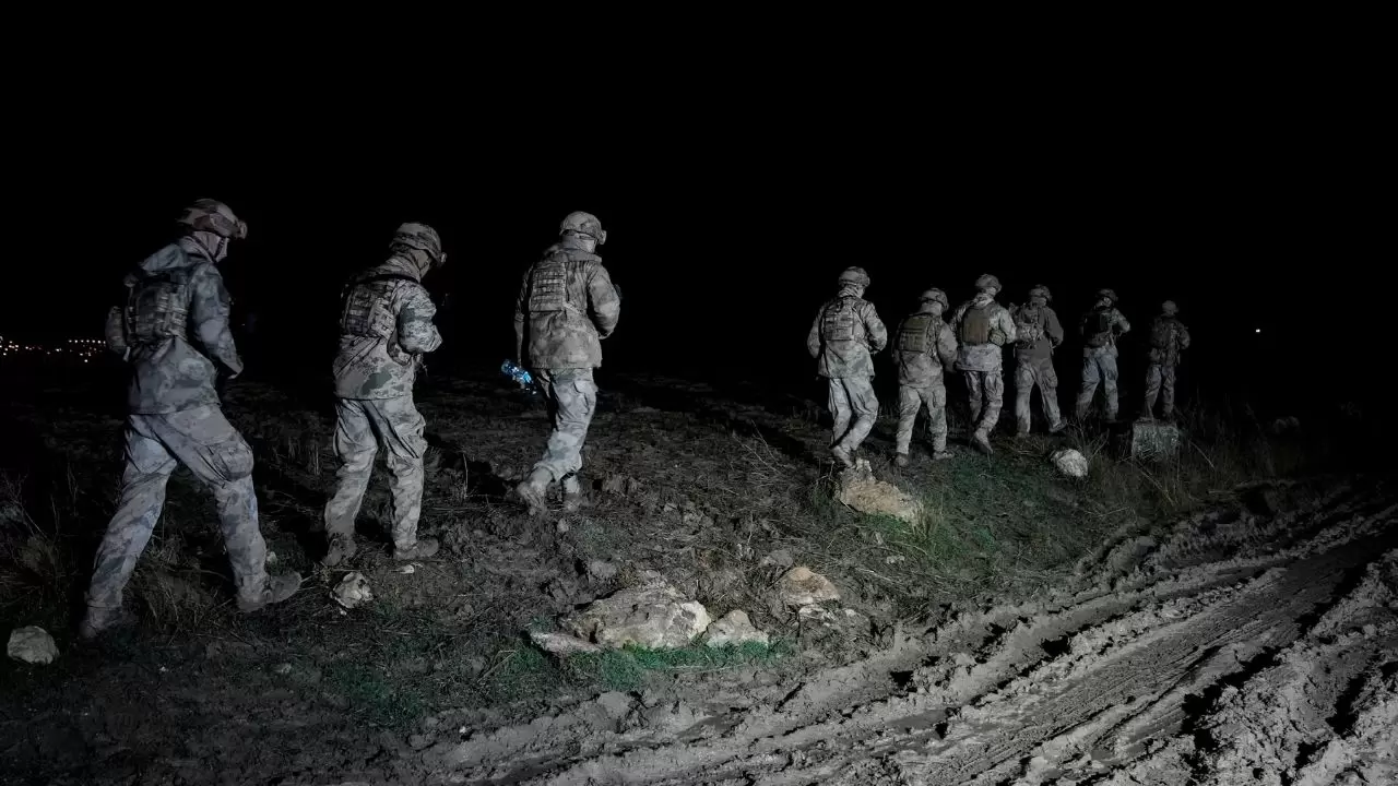 Libya Genelkurmay Başkanı Al-Haddad’ı taşıyan uçağın enkazına ulaşıldı 2