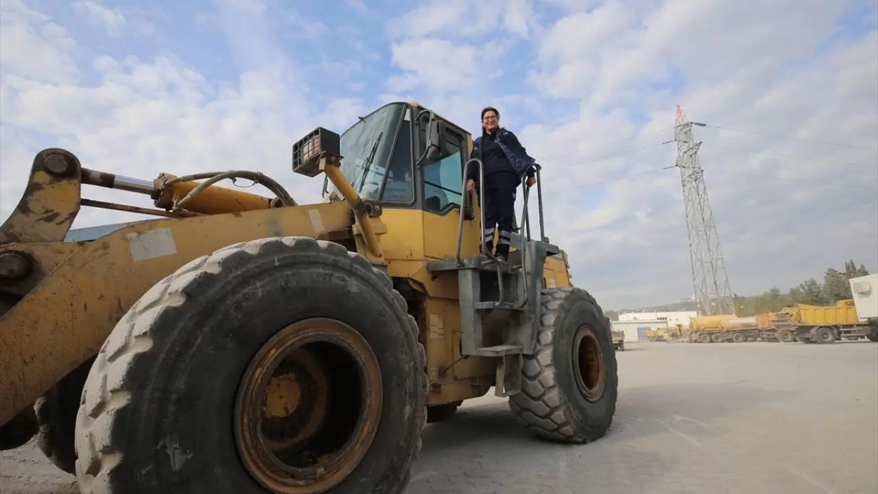 Ailesi karşı çıktı, o pes etmedi: Dozer operatörü olarak hayallerine kavuştu! 6