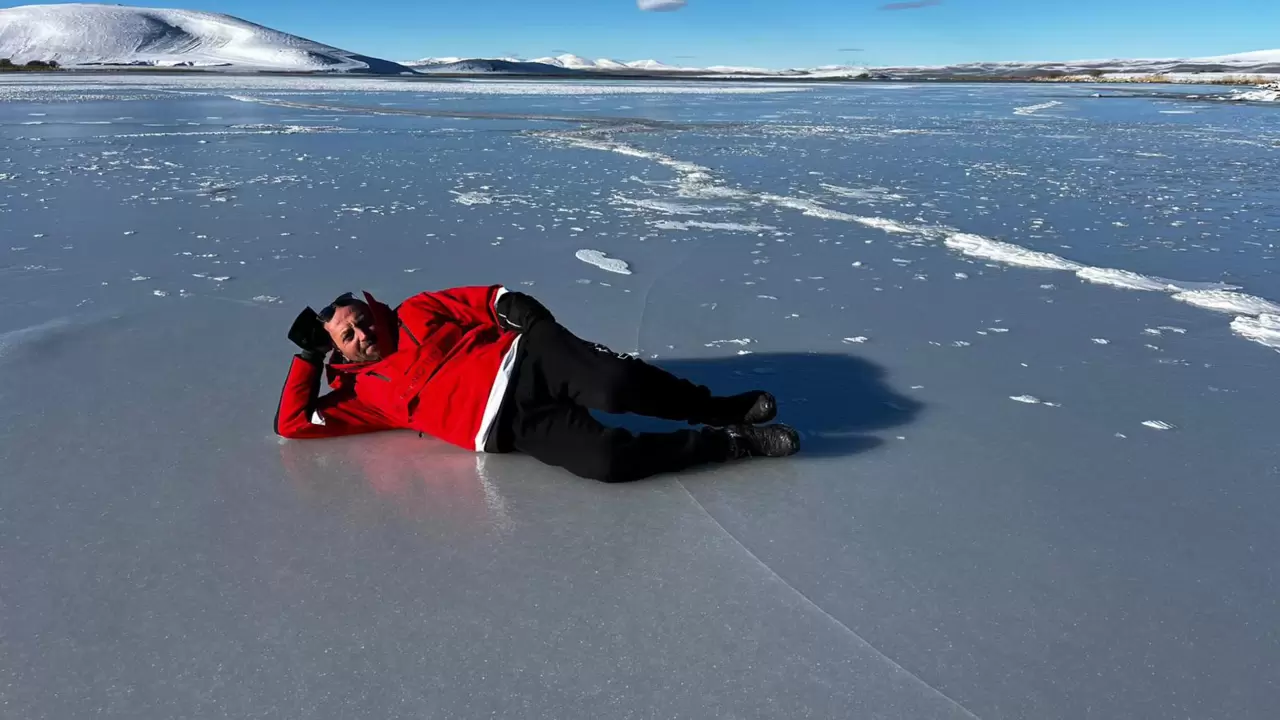 Çıldır Gölü’nde kış sezonu başlıyor: Buz kalınlığı 10 santimetreye ulaştı 2