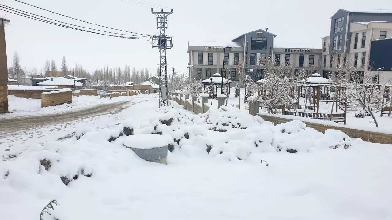 Van’da kar etkisini artırdı! Başkale’de yüksekler 50 santimi gördü 6