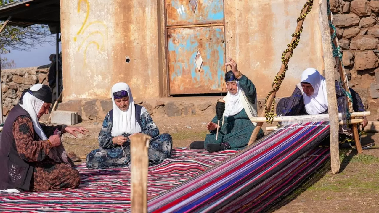 Evinin bahçesindeki tezgahta asırlık yöntemle kilim dokuyor 5