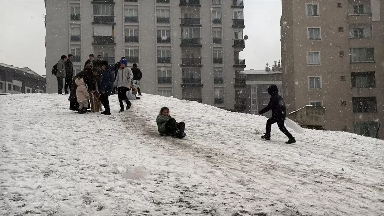 Erzurum’da kar sürprizi: Çocuklar mahalle aralarında eğlenceyi doruğa çıkardı 2