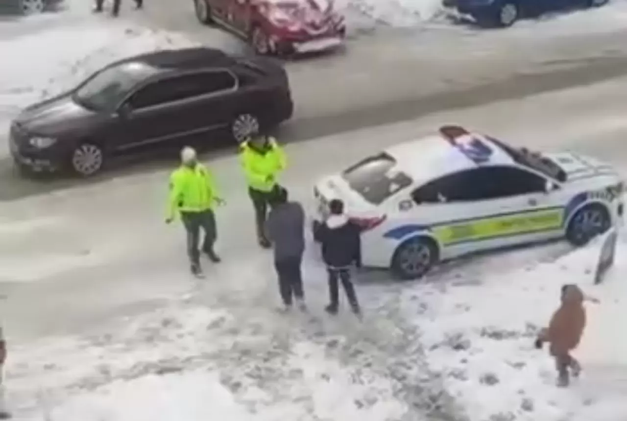 Van’da trafik polisleri çocuklarla kartopu oynadı 1