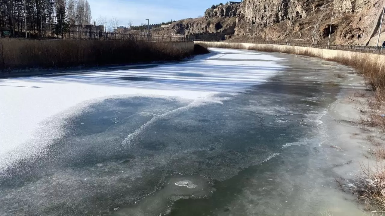 Ardahan’da kış kabusu: Göle’de rekor soğuk, nehirler buzla kaplandı 1