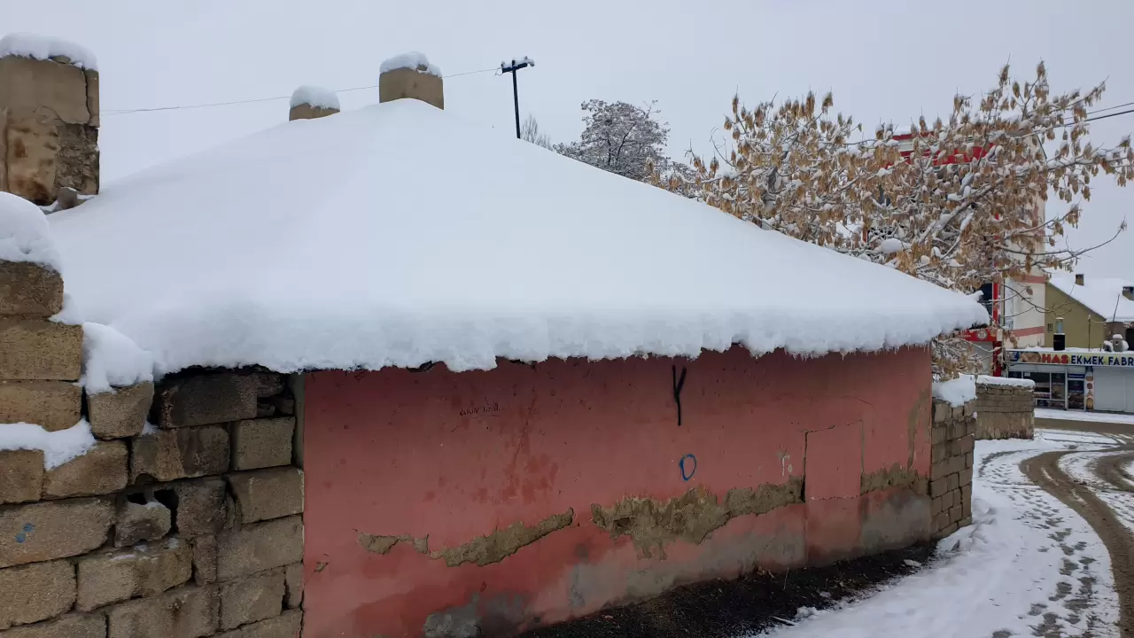 Van’da kar etkisini artırdı! Başkale’de yüksekler 50 santimi gördü 7