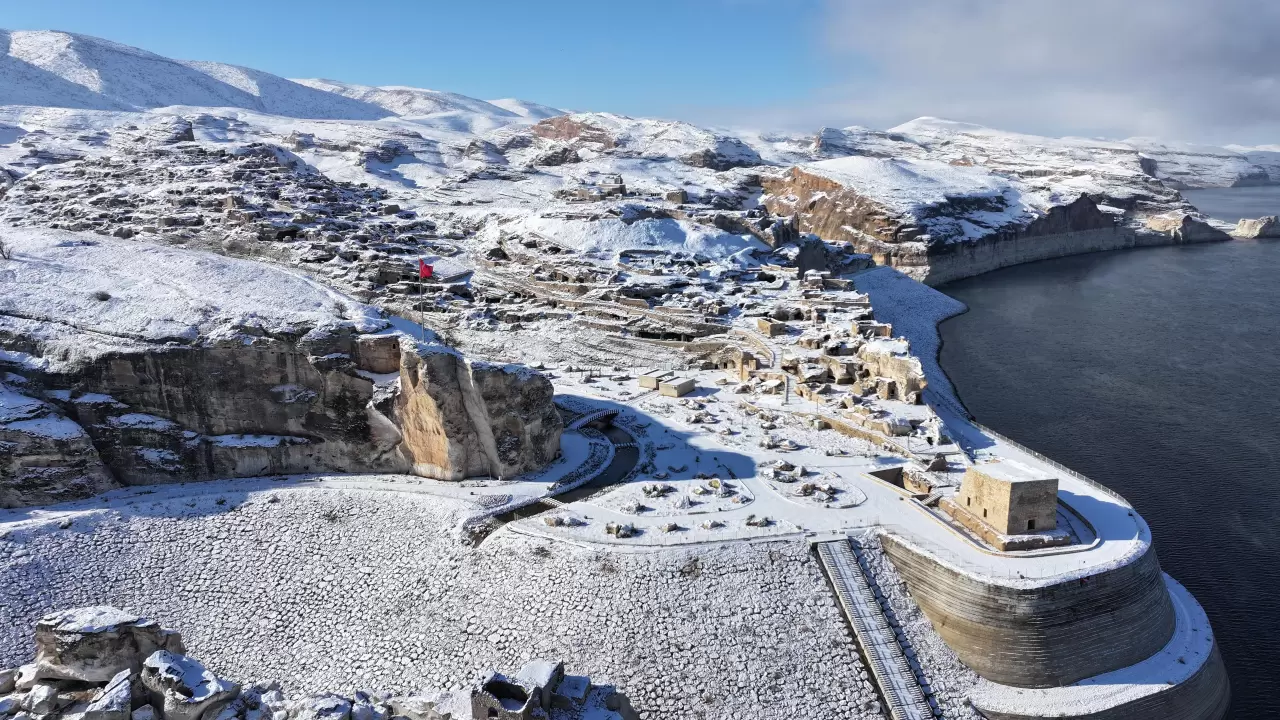 Hasankeyf beyaza büründü: 12 bin yıllık tarih kar altında büyüledi 2