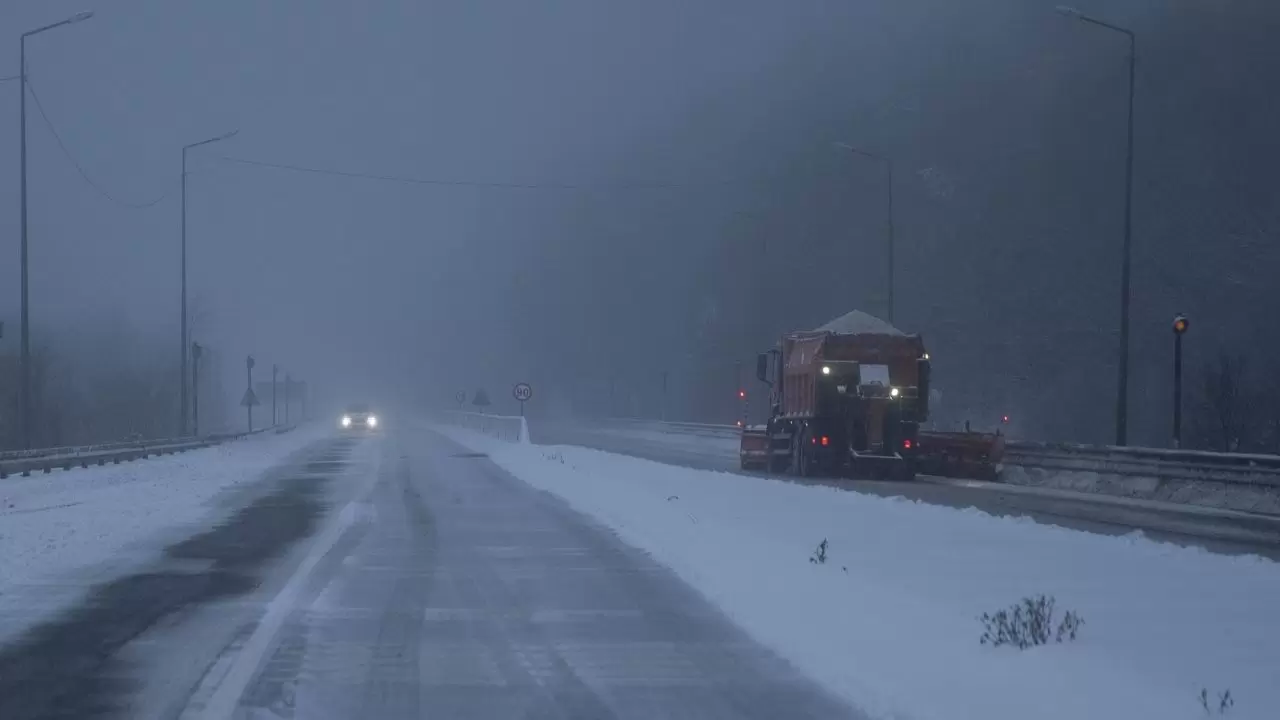 Bolu Dağı’nda kar etkili oluyor: Sürücülere kış lastiği uyarısı 11