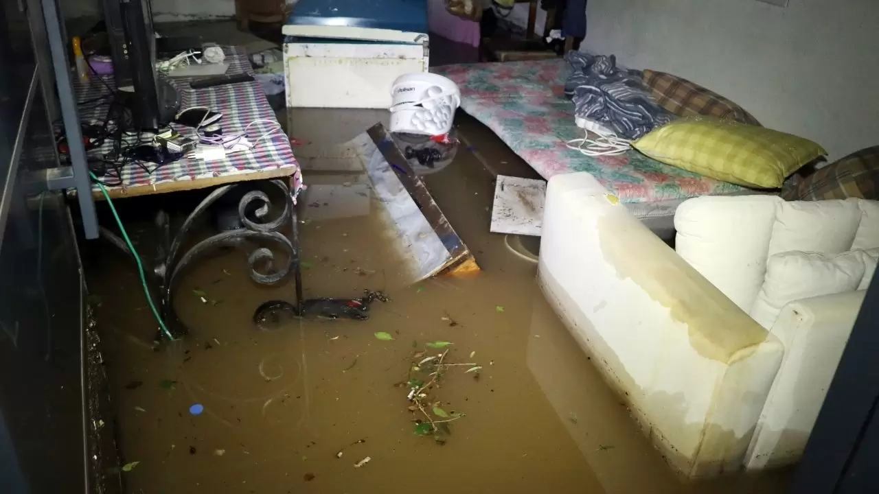 Bodrum’u gece vuran sağanak felaketi: Duvar çöktü, yollar göle döndü 5