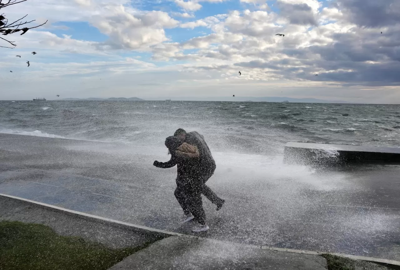 İstanbul'da dev dalgalara aldırış etmeden fotoğraf çekildiler 1