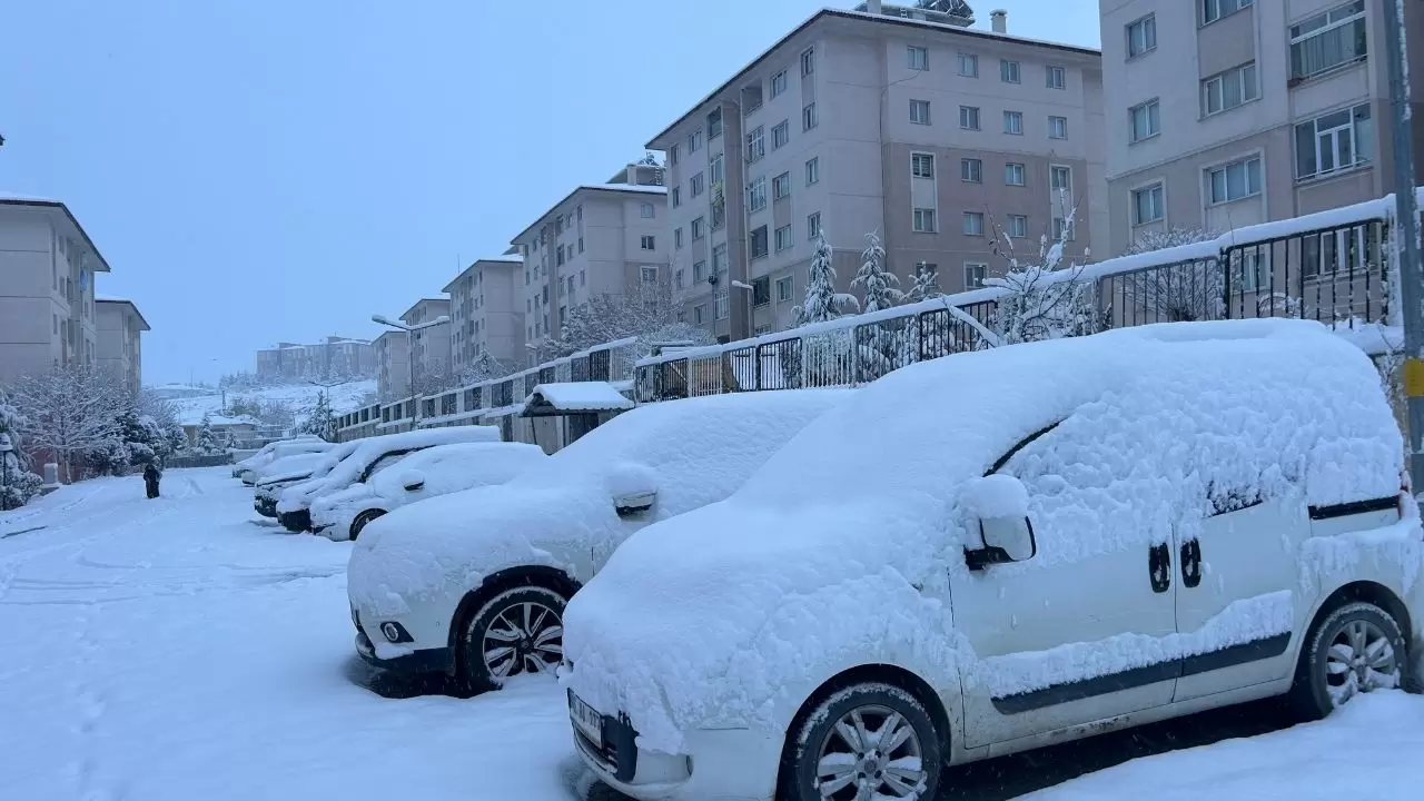 Van’da yoğun kar yağışı: Uçak seferleri rötar yaptı 1
