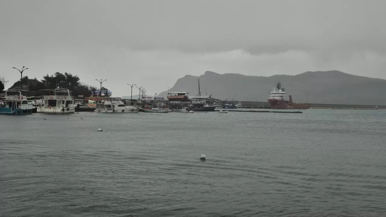 Doğal gaz sondaj gemileri fırtınadan Amasra Limanı'na sığındı 1