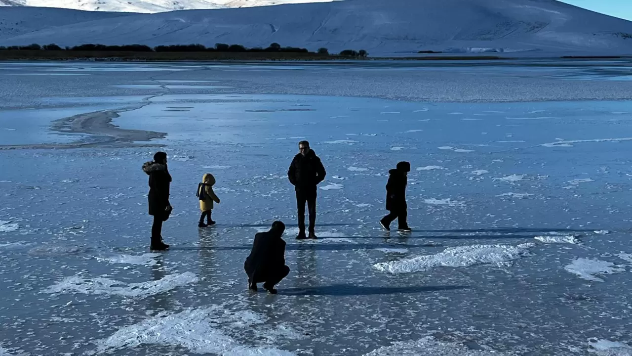 Çıldır Gölü’nde kış sezonu başlıyor: Buz kalınlığı 10 santimetreye ulaştı 1