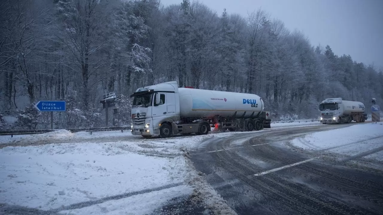 Bolu Dağı’nda kar etkili oluyor: Sürücülere kış lastiği uyarısı 2