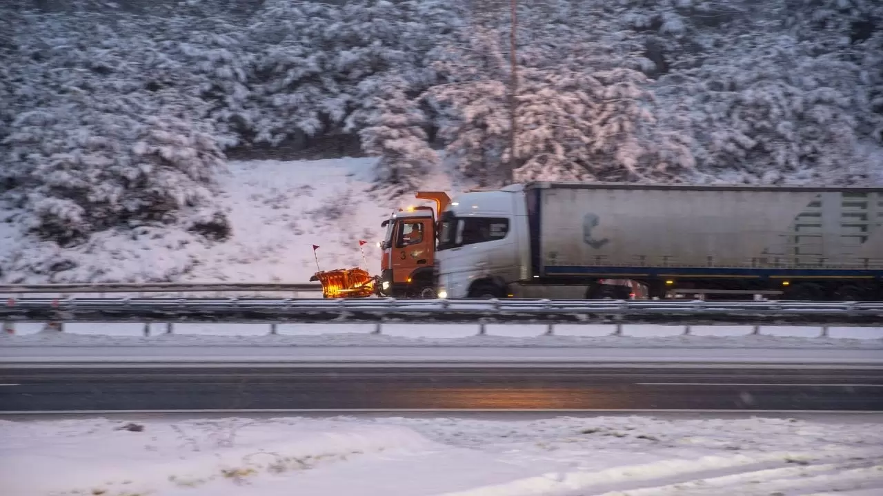 Bolu Dağı’nda kar etkili oluyor: Sürücülere kış lastiği uyarısı 7