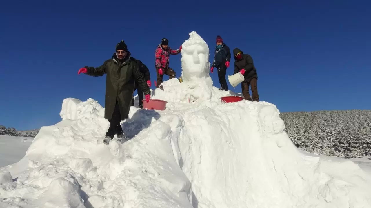 Beyaz örtüde vefa: Sarıkamış’ta kardan heykeller yükseliyor 5