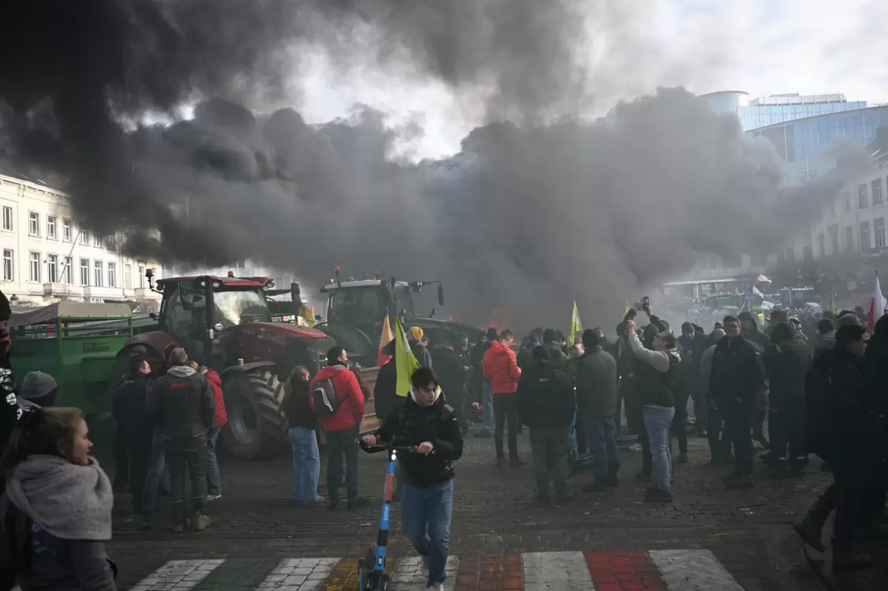 AB Zirvesi sırasında çiftçilerden traktörlü protesto 3