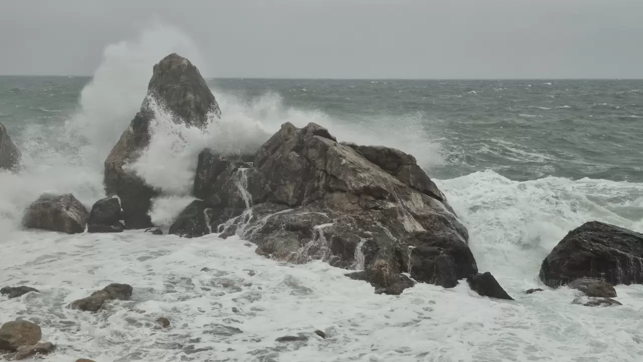 Doğal gaz sondaj gemileri fırtınadan Amasra Limanı'na sığındı 4
