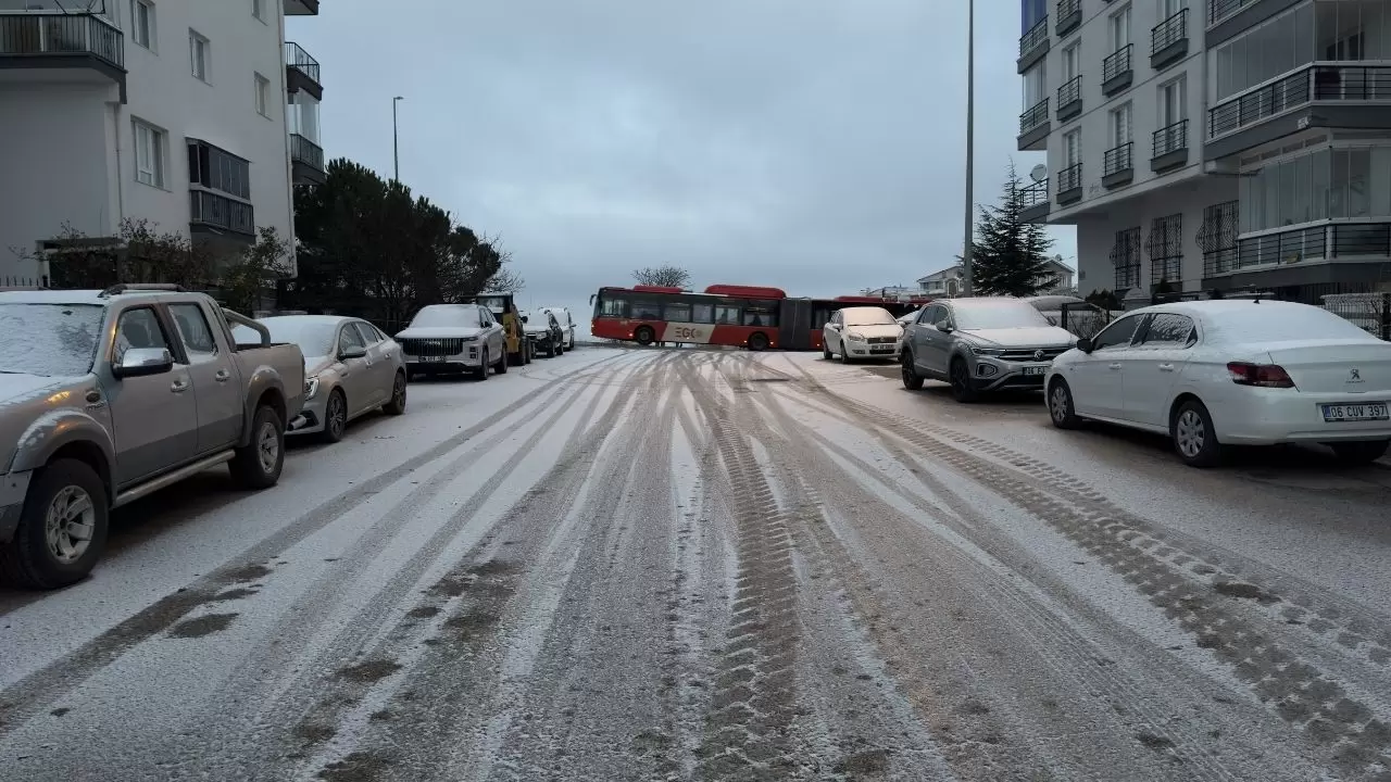 Ankara’da kar etkili oldu, araçlar ve çatılar beyaza kaplandı 6