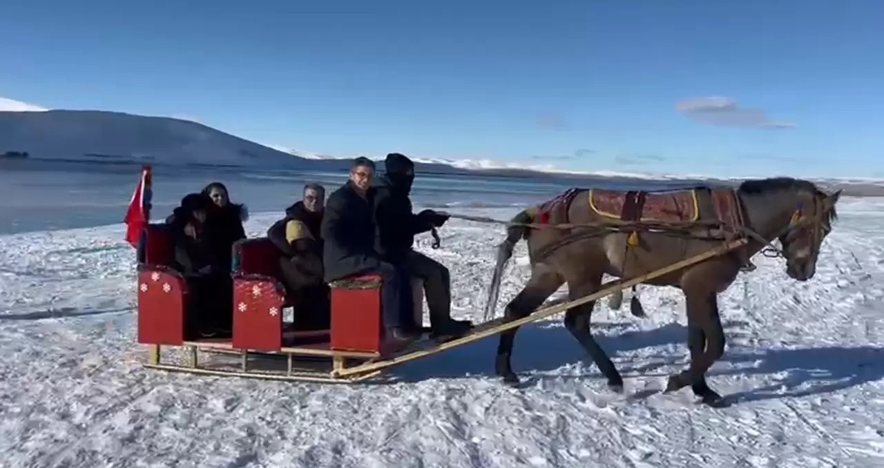 Çıldır Gölü’nde kış sezonu başlıyor: Buz kalınlığı 10 santimetreye ulaştı 5