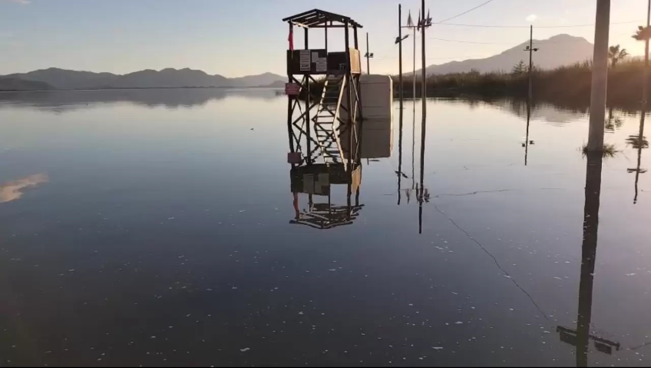Muğla'da yağışlar seli getirdi: Delta Plajı sular altında kaldı! 2