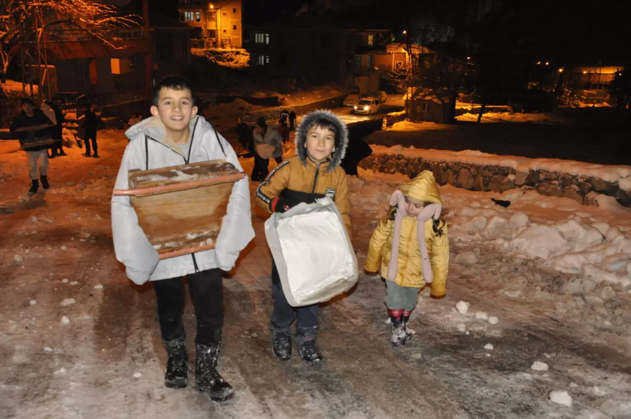 Hakkari'de çocuklar kızak ve bidonlarla kayarak eğlendi 3