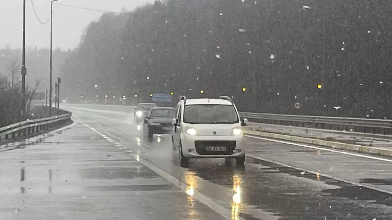 D-100 Bolu Dağı’nda kar etkisini gösterdi! Sürücülere dikkat çağrısı 1