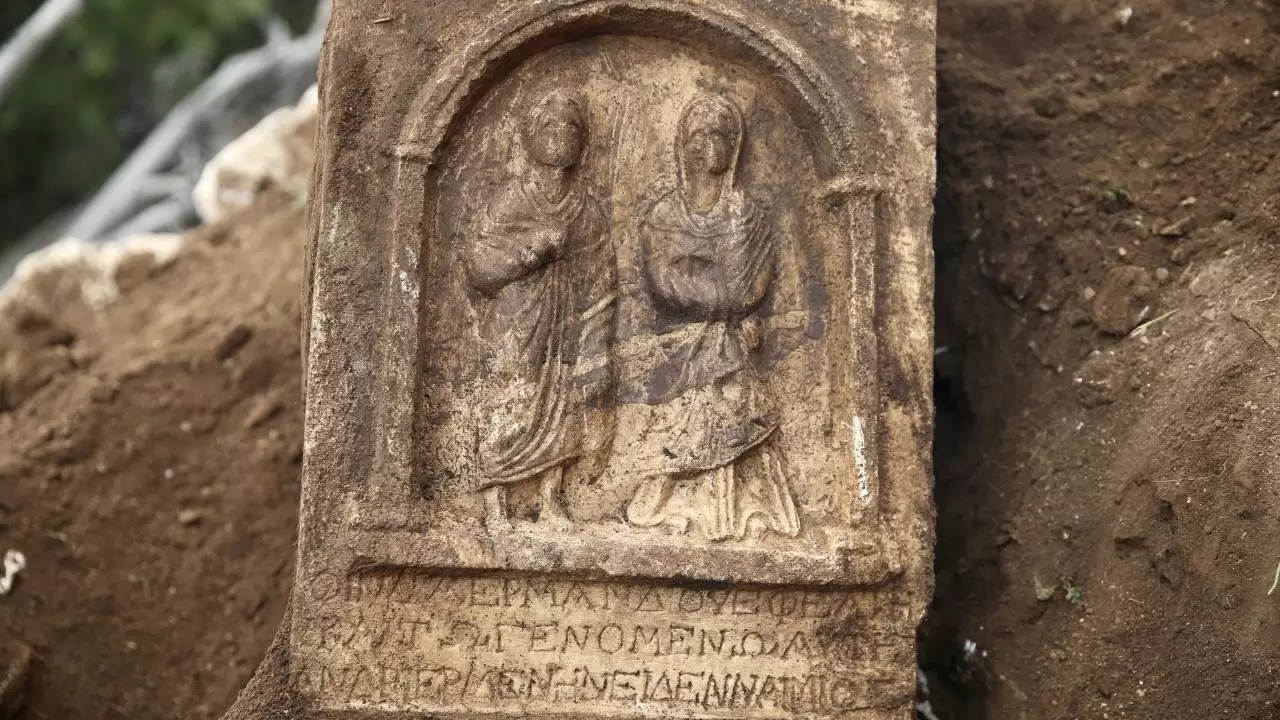 Muğla'da büyük keşif! İnsan figürlü mezar steli korumaya alındı 8