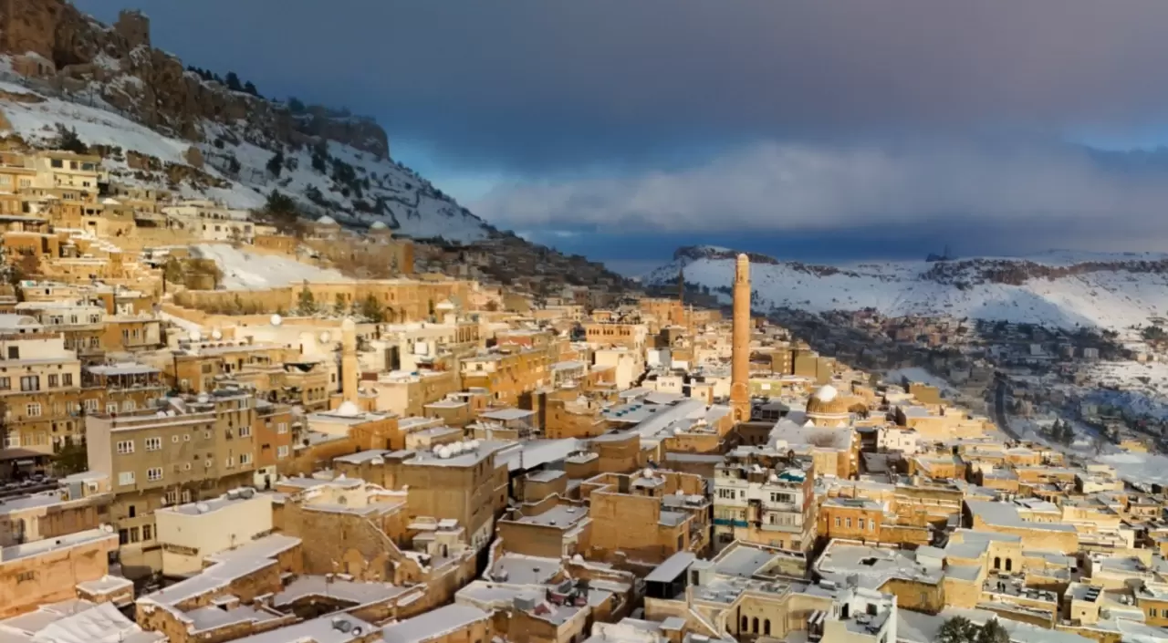Mardin’de kar manzarası hayran bıraktı! Tarihi yapılar havadan görüntülendi 6