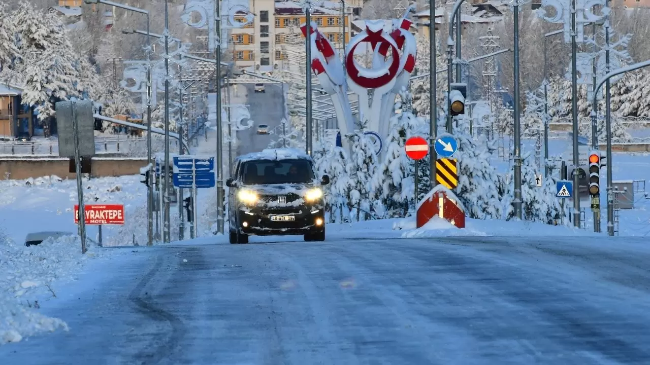 Doğu’da görüş mesafesi 30 metreye düştü! Sis ve buzlanma hayatı felç etti 3