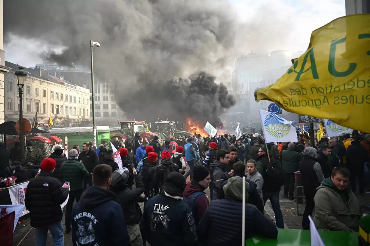 AB Zirvesi sırasında çiftçilerden traktörlü protesto 1