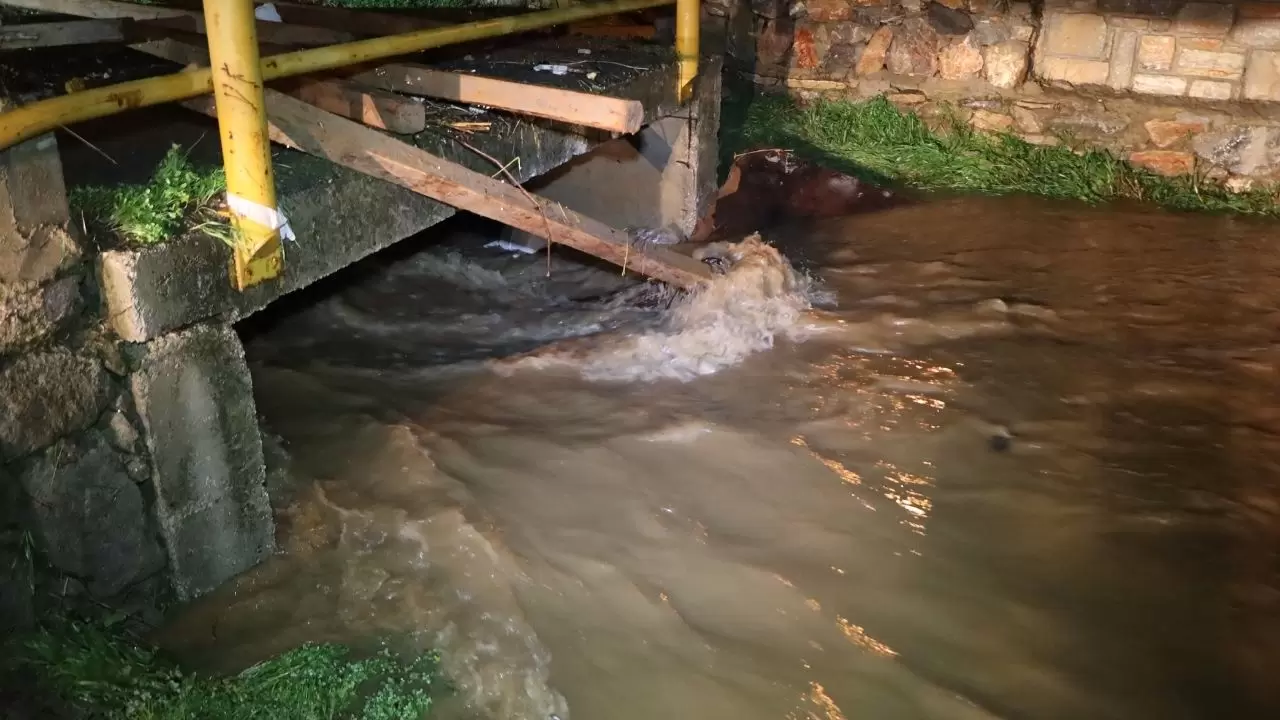 Bodrum’u gece vuran sağanak felaketi: Duvar çöktü, yollar göle döndü 3