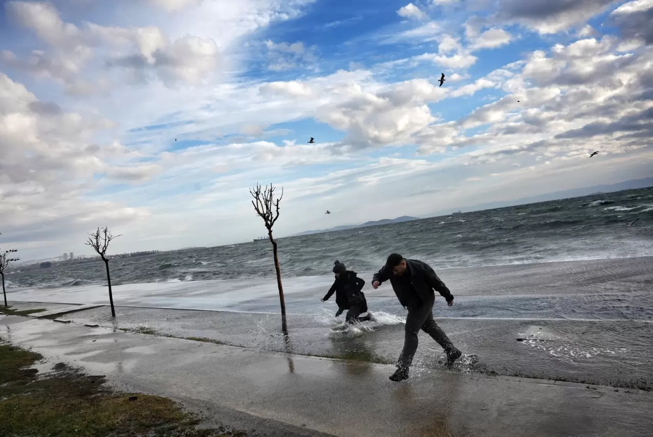 İstanbul'da dev dalgalara aldırış etmeden fotoğraf çekildiler 4