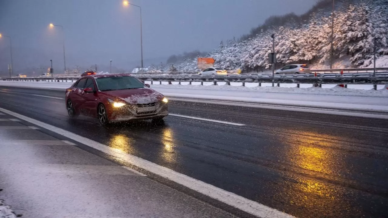 Bolu Dağı’nda kar etkili oluyor: Sürücülere kış lastiği uyarısı 6