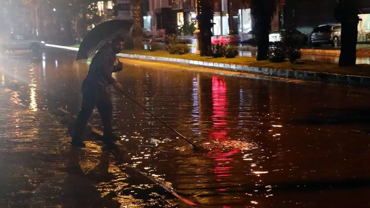 Bodrum’u gece vuran sağanak felaketi: Duvar çöktü, yollar göle döndü 7
