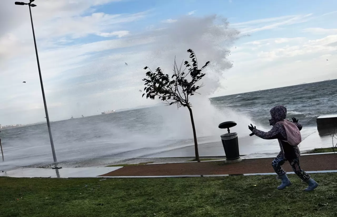 İstanbul'da dev dalgalara aldırış etmeden fotoğraf çekildiler 6