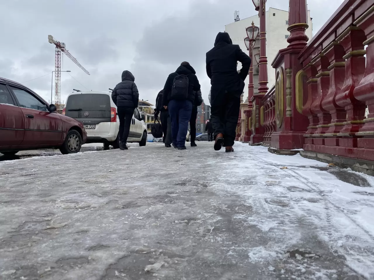 Eskişehir'de kaldırımlar buz pistine döndü: Porsuk Çayı buz tutmaya başladı 2