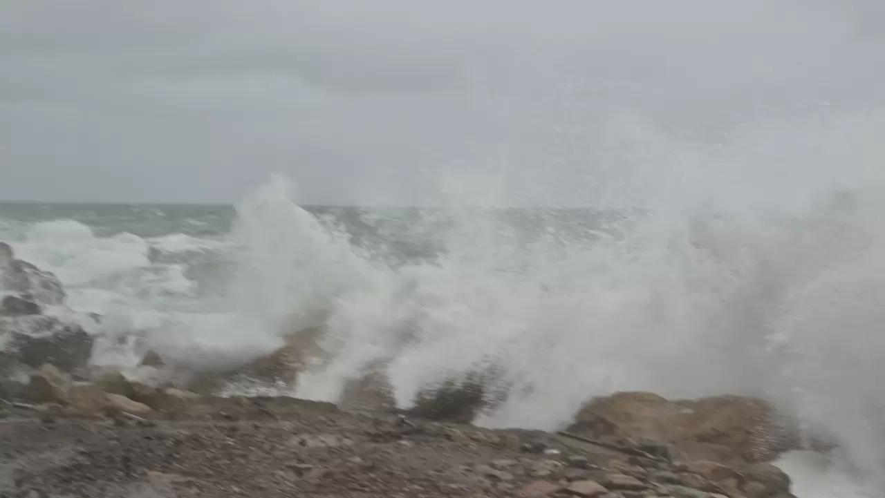 Doğal gaz sondaj gemileri fırtınadan Amasra Limanı'na sığındı 3