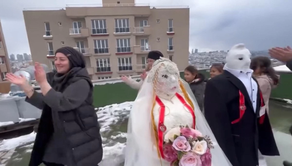 İstanbul'da kardan gelin ve damada düğün yaptılar 4