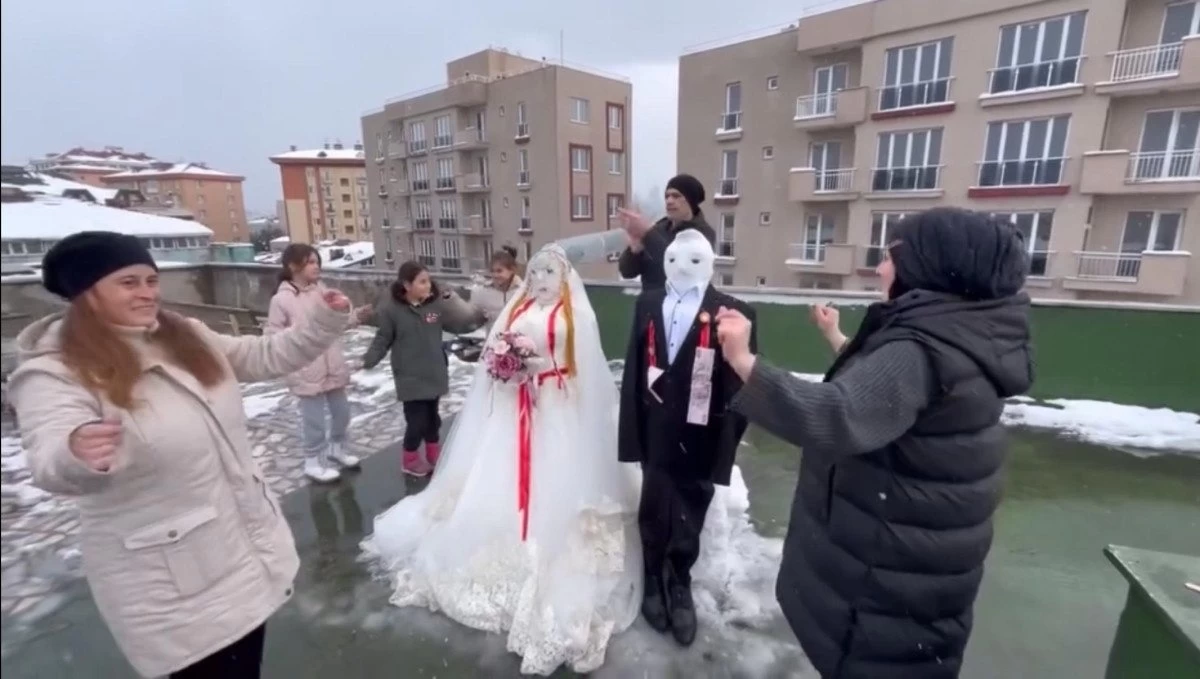 İstanbul'da kardan gelin ve damada düğün yaptılar 2