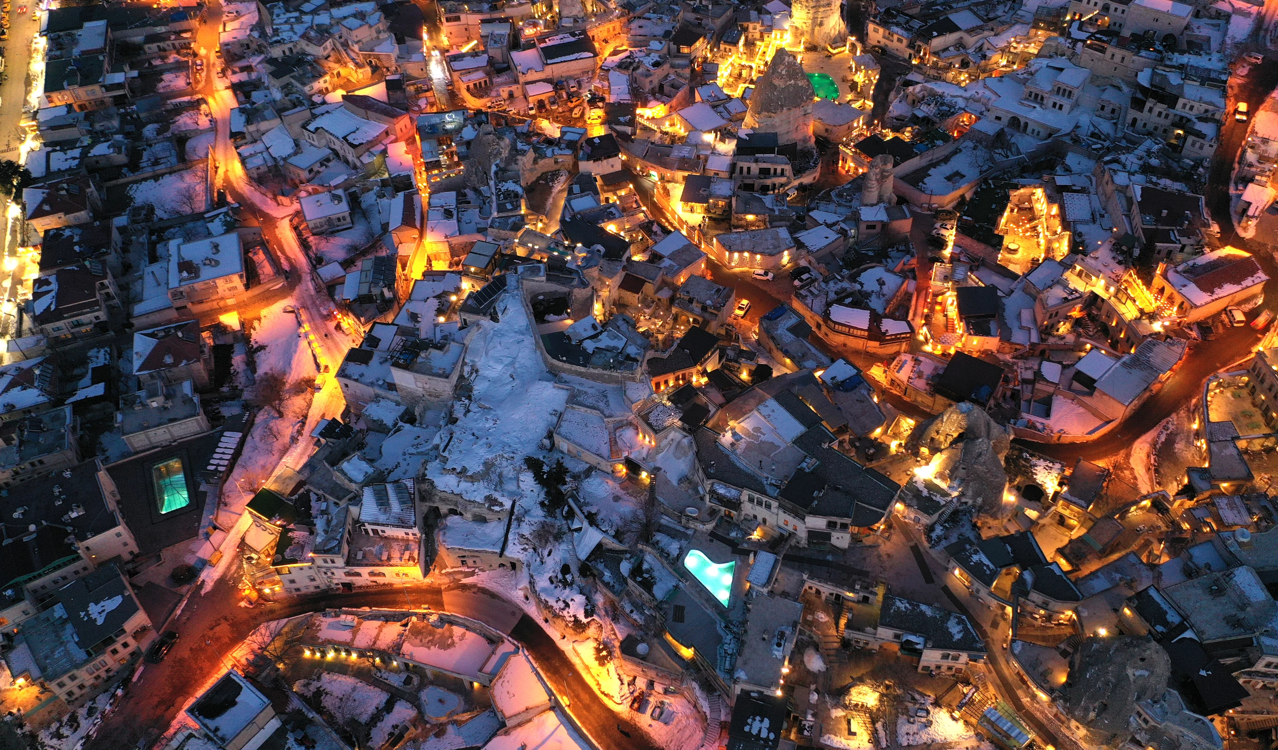 Kapadokya'da kar altında parlayan peribacaları büyüledi 1