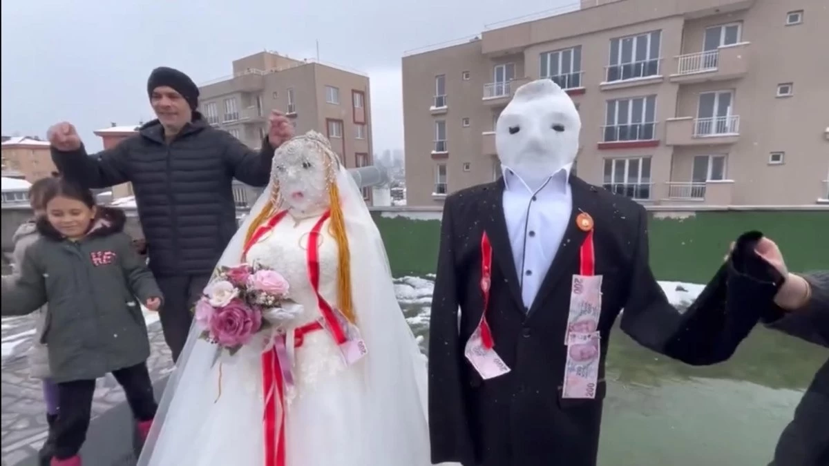 İstanbul'da kardan gelin ve damada düğün yaptılar 1