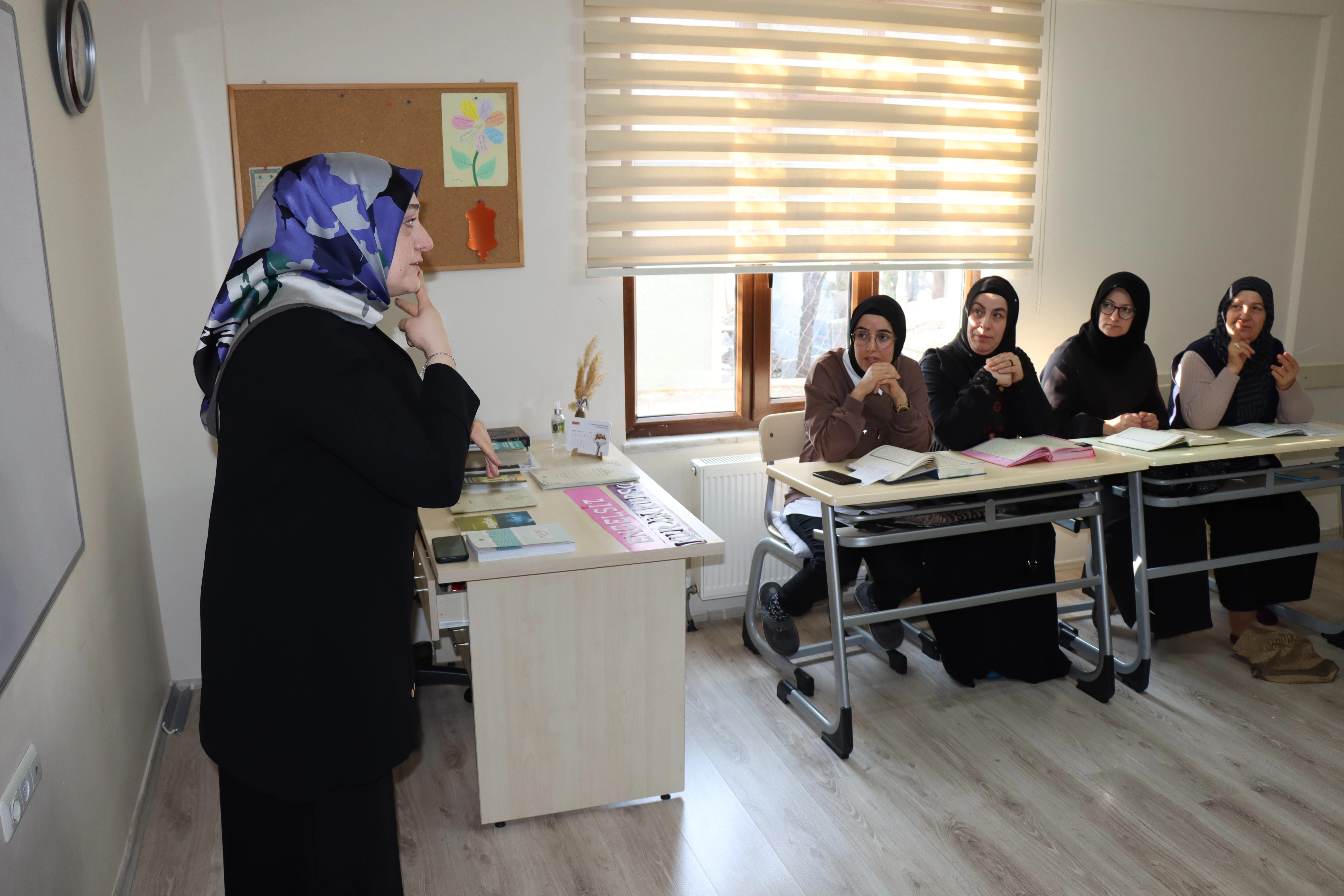 Erzincan'da işitme engelli kadınlar, işaret diliyle Kur'an-ı Kerim'i öğreniyorlar. 2