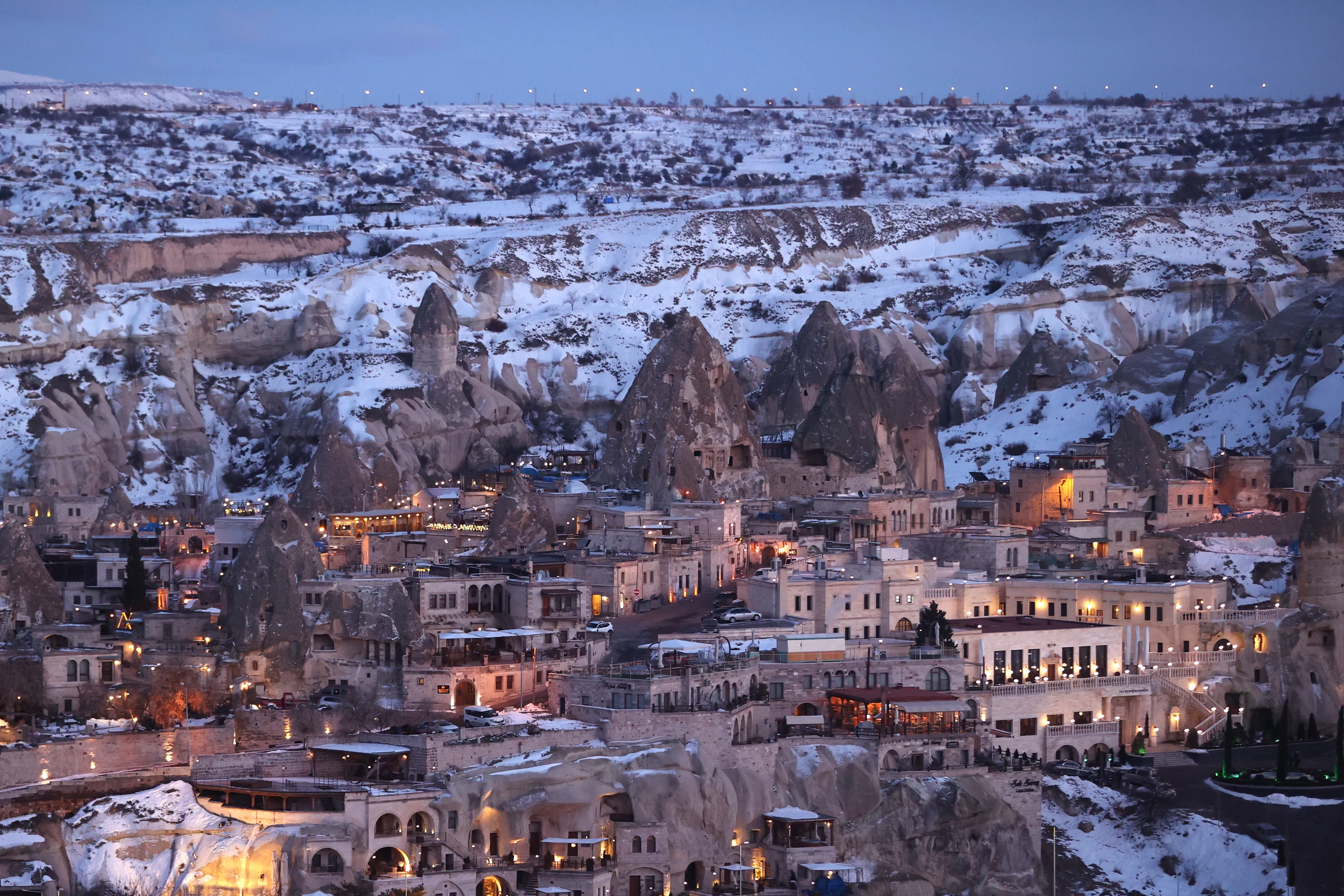 Kapadokya'da kar altında parlayan peribacaları büyüledi 3