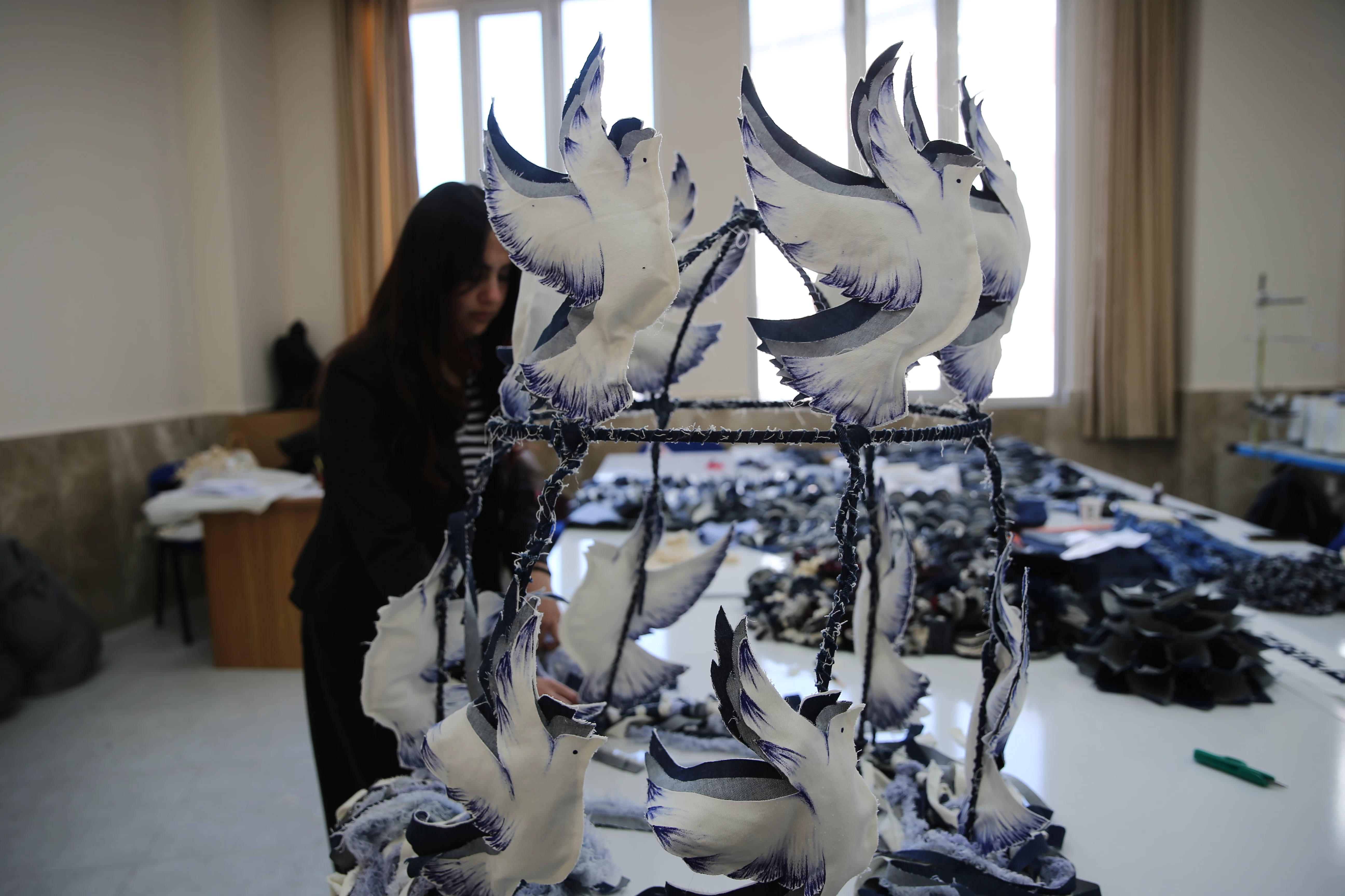 Üretim fazlası kumaşlar üniversitelilerin elinde kıyafet ve aksesuara dönüştü 2