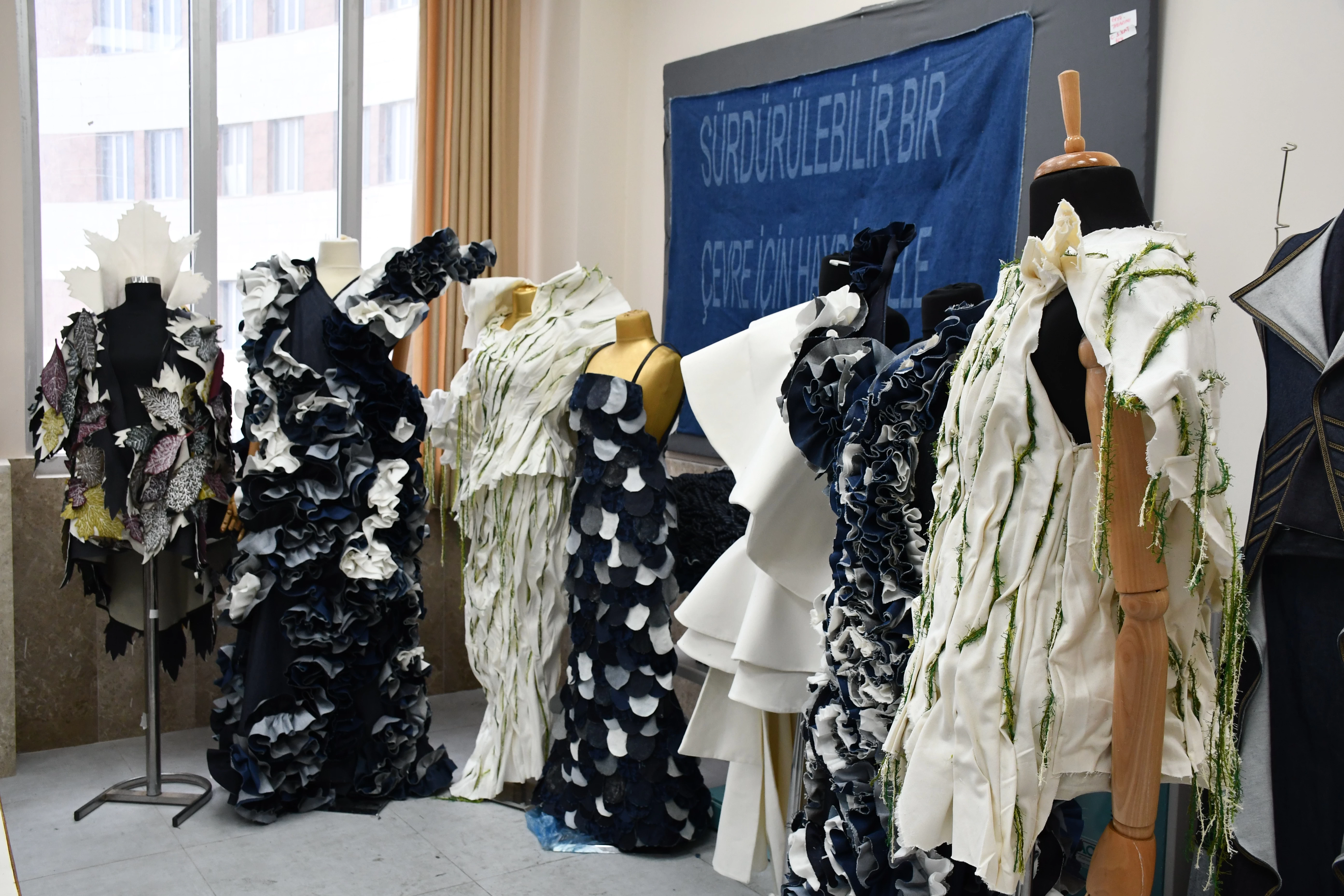 Üretim fazlası kumaşlar üniversitelilerin elinde kıyafet ve aksesuara dönüştü 1