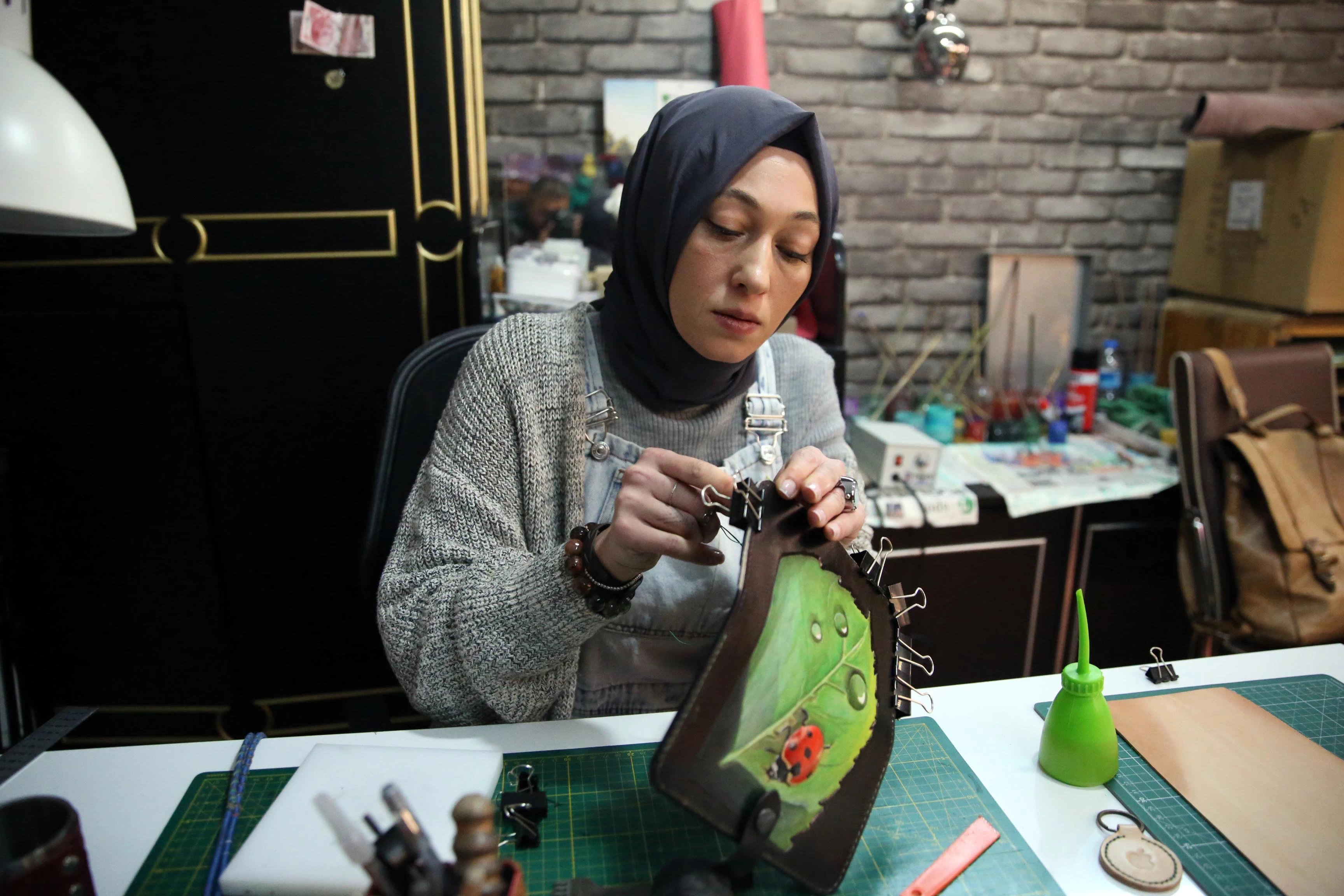 Arkadaşlarının ısrarıyla başladı, sanatını işe çevirdi 1