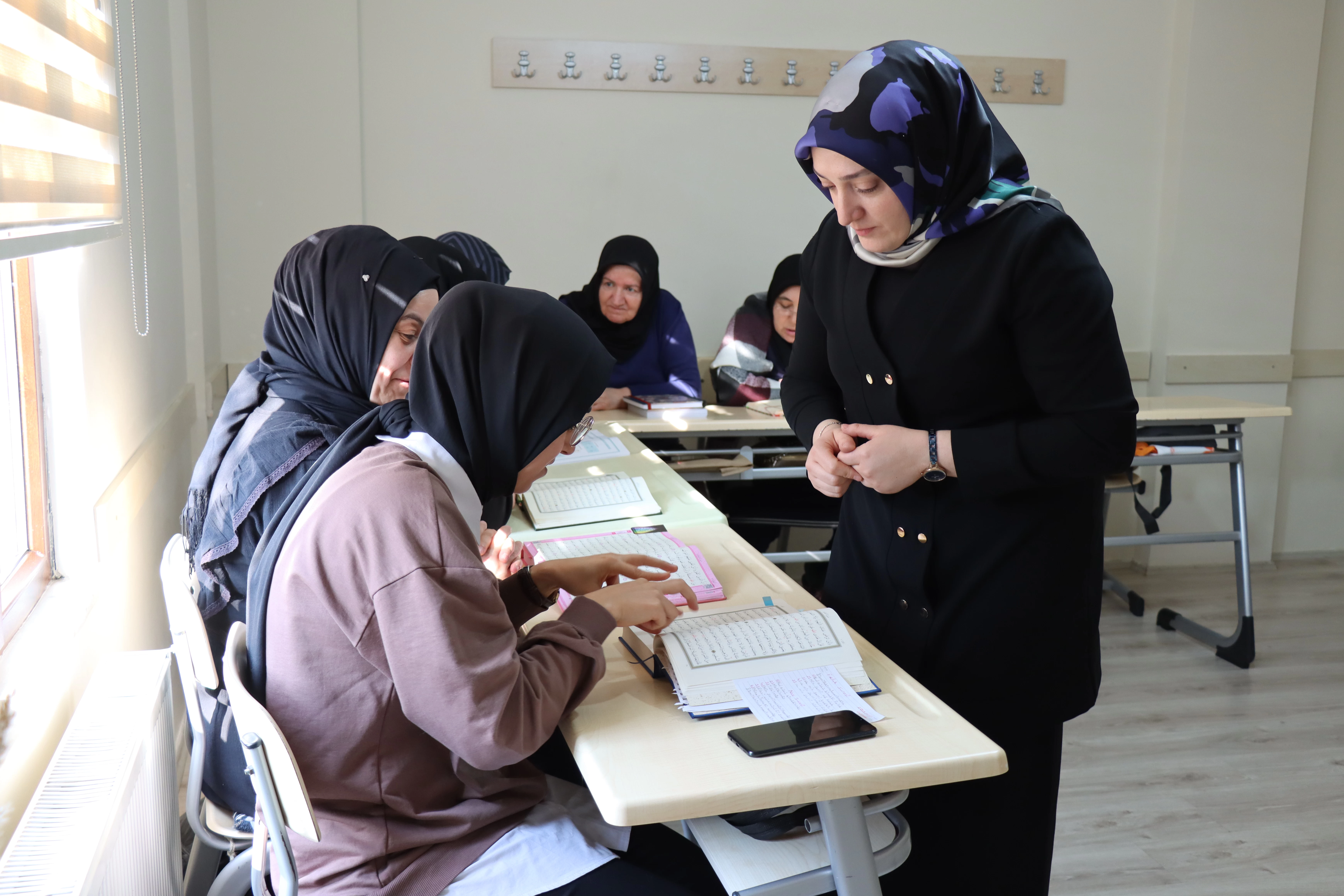 Erzincan'da işitme engelli kadınlar, işaret diliyle Kur'an-ı Kerim'i öğreniyorlar. 3