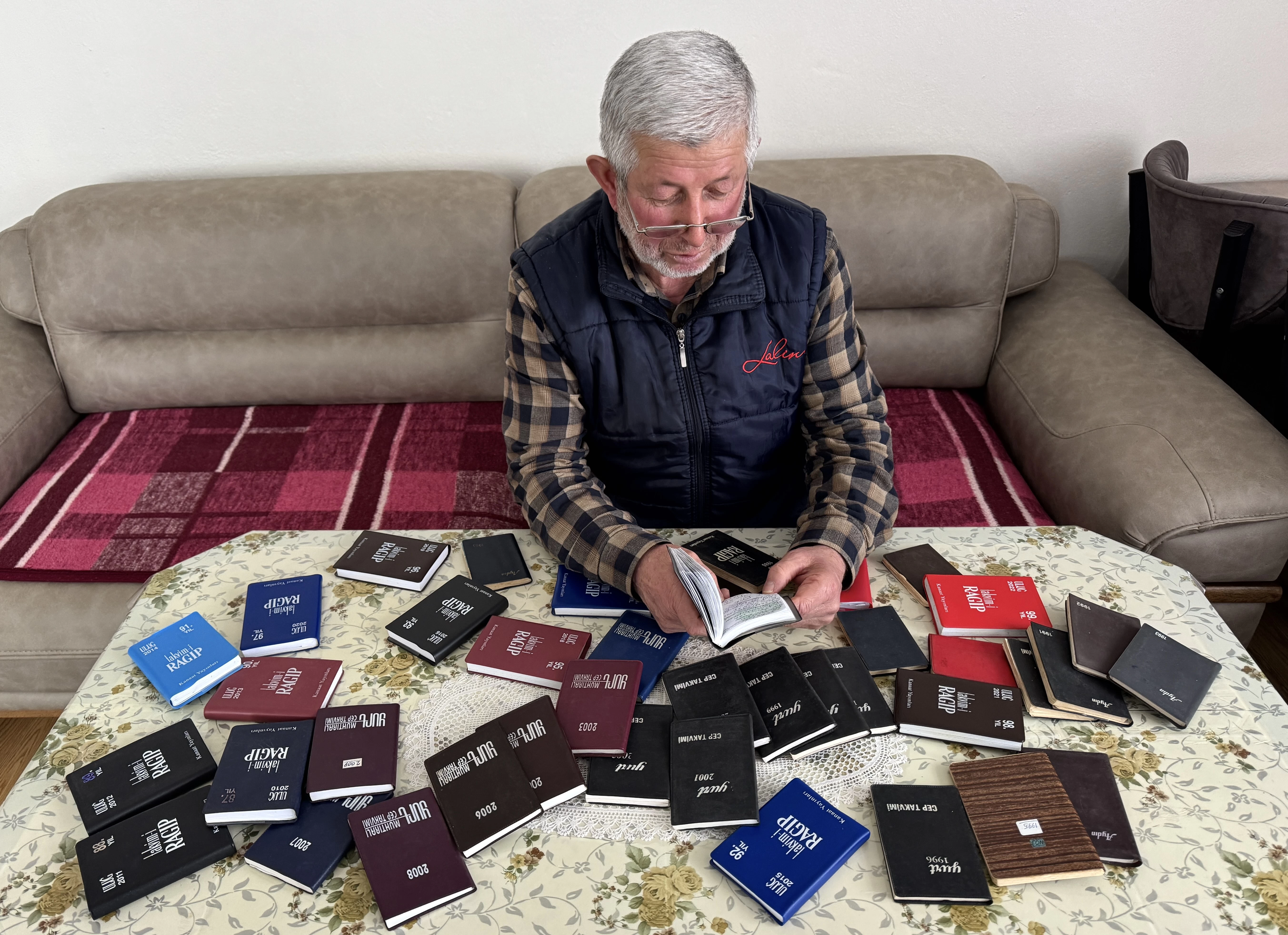 42 yıldır günlük tutarak yaşadığı olayları ve çevresindeki gelişmeleri not ediyor 1